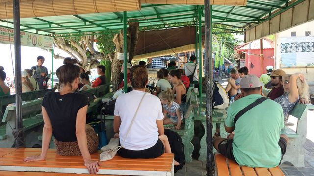 Sejumlah turis asing menunggu penyeberangan dari Pantai Sanur ke Nusa Penida dan Nusa Lembongan, Bali. Foto: Denita br Matondang/kumparan