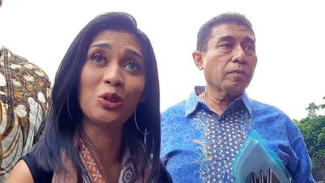 Karen Idol dan kuasa hukum Wemmy Amanupunyo (kanan) di Polres Jakarta Selatan, Kamis (13/2). Foto: Maria Gabrielle Putrinda/kumparan