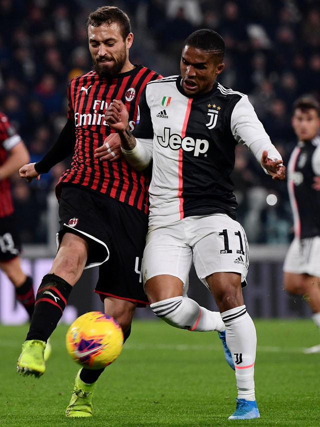 Pemain Juventus Douglas Costa berebut bola dengan pemain AC Milan Leo Duarte di Stadion Juventus Allianz, Turin. Foto: AFP/Marco Bertorello