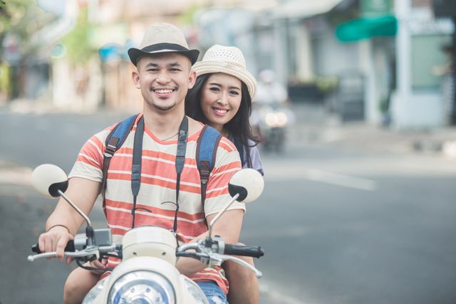 Ilustrasi pasangan kekasih traveling bersama dengan menggunakan motor Foto: Suhutter Stock