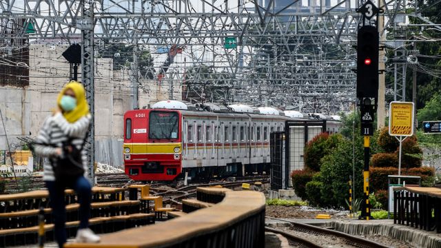 Penumpang menunggu KRL di Stasiun Manggarai, Jakarta. Foto: ANTARA FOTO/Rivan Awal Lingga