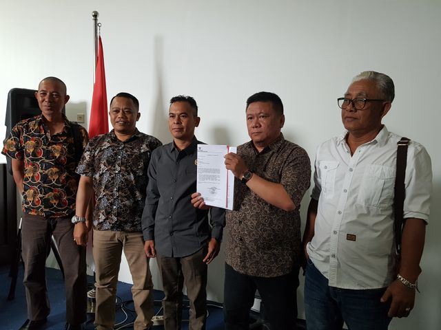 Komnaspan Rudi beserta LSM Beltim saat menunjukkan dokumen bukti yang ditemukan.