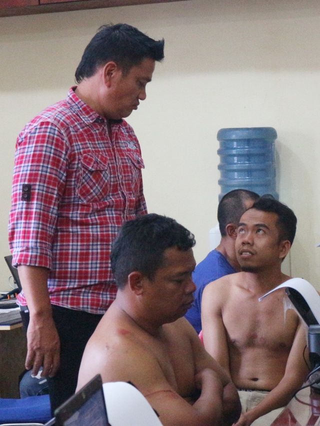 Kasatreskrim Tanah Karo AKP Sastrawan Tarigan (kiri) menunjukan salah seorang provokator kericuhan di Rutan Kabanjahe, di Mapolres Tanah Karo, Kamis (13/1). Foto: Rahmat Utomo/kumparan 