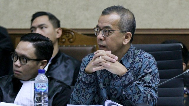 Mantan Direktur Utama PT Garuda Indonesia, Emirsyah Satar (kanan), menjalani sidang pemeriksaan saksi di Pengadilan Tipikor, Jakarta, Kamis (13/2). Foto: Nugroho Sejati/kumparan