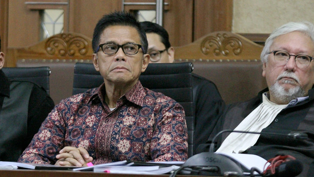 Pengusaha Soetikno Soedarjo (kiri), menjalani sidang pemeriksaan saksi di Pengadilan Tipikor, Jakarta, Kamis (13/2). Foto: Nugroho Sejati/kumparan