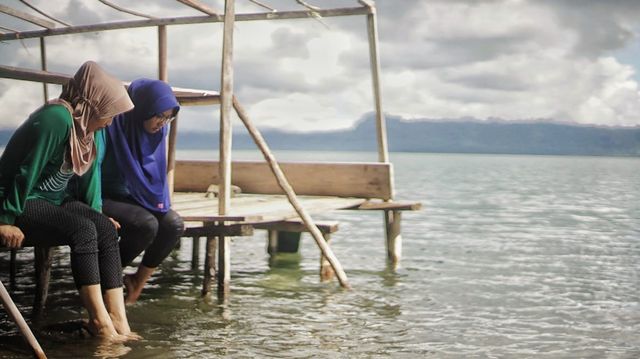 Sejumlah pengujung objek wisata pemandian air panas yang tengah bersantayi, Kamis (13/2) Foto: ary priyanto/Urban Id