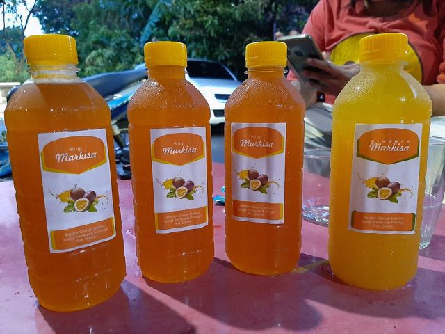Minuman markisa olahan warga Kampung Markisa, Surabaya. Foto-foto : Amanah Nur Asiah/Basra