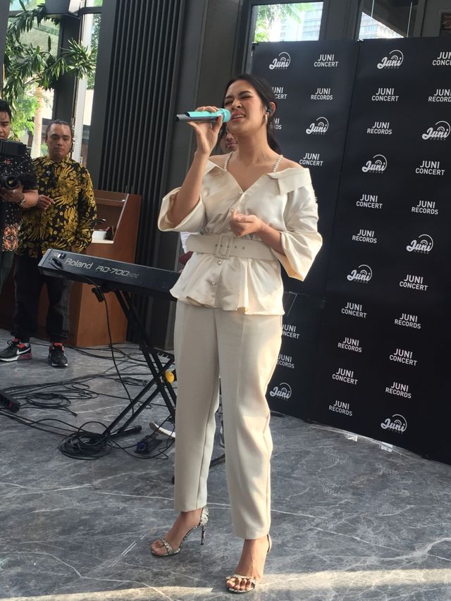 Raisa (tengah) di perilisan single Teristimewa dan Raisa Live in Concert, Kamis (13/2), Foto: Rarah Yulianti Purnama/kumparan