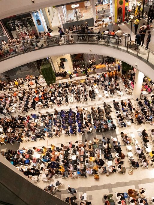 Orang-orang berdoa selama upacara untuk membuka kembali pusat perbelanjaan Terminal 21 di Nakhon Ratchasima, Thailand, Kamis (13/2). Foto: AP Photo/Sakchai Lalit