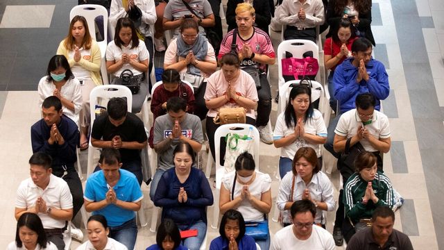 Orang-orang berdoa selama upacara untuk membuka kembali pusat perbelanjaan Terminal 21 di Nakhon Ratchasima, Thailand, Kamis (13/2). Foto: AP Photo/Sakchai Lalit