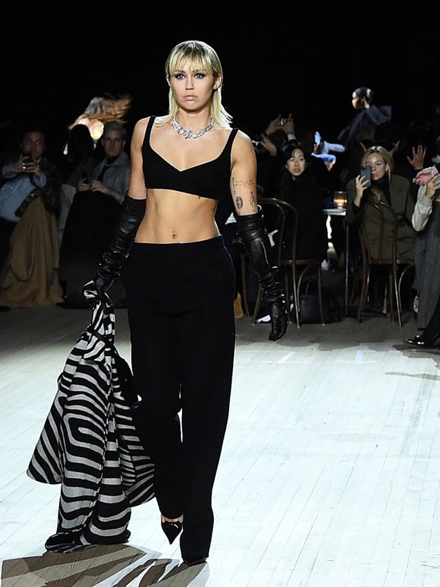 Miley Cyrus berjalan di lintasan Marc Jacobs Fall 2020 di New York Fashion Week. Foto: Getty Images/Jamie McCarthy