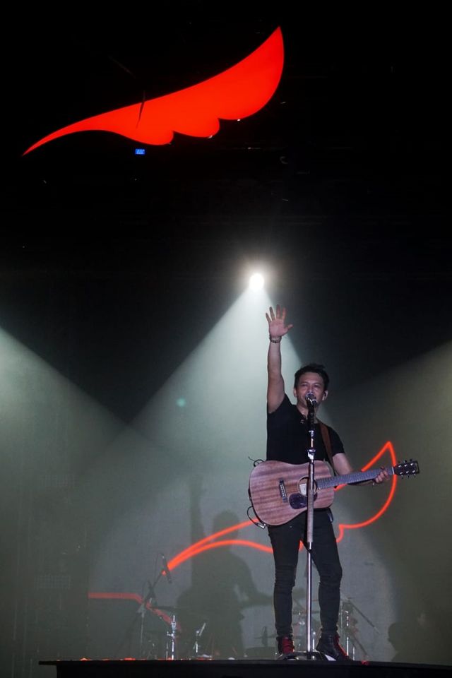 Aksi panggung Ariel vokalis Noah di livespace SCBD, Jakarta. Foto: Irfan Adi Saputra/.kumparan