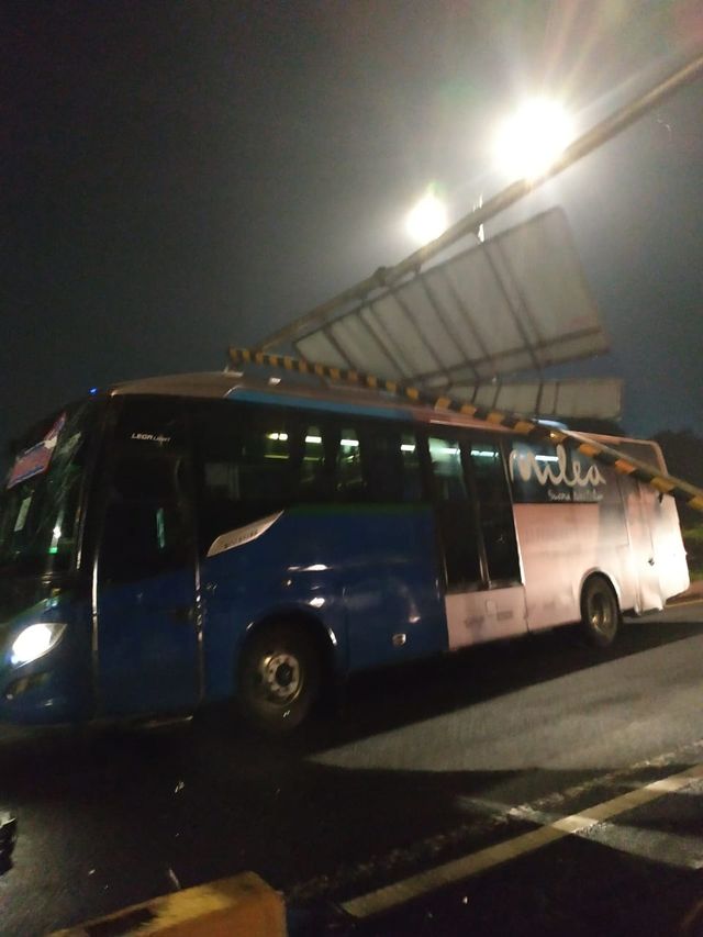 Bus rombongan wartawan menabrak plang pembatas ketinggian jalan di tol Pasteur. Foto: D.N Mustika Sari/kumparan