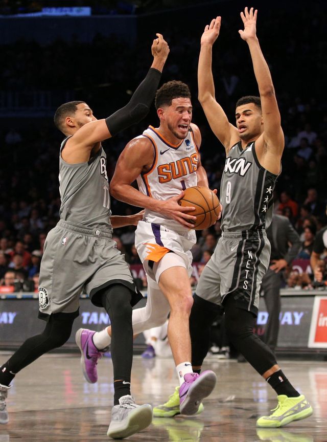 Devin Booker (tengah) saat berlaga melawan Brooklyn Nets. Foto:  Brad Penner-USA TODAY Sports