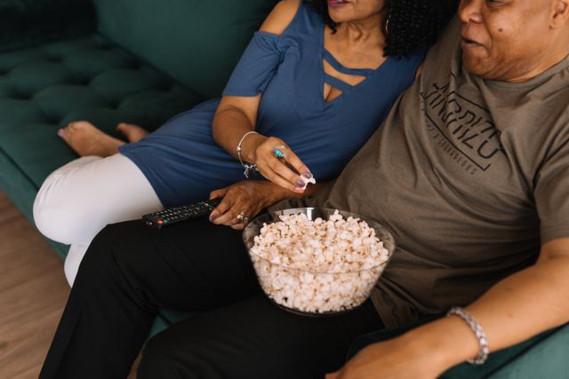 Ilustrasi nonton film bersama pasangan. Foto: Unsplash/Phillip Goldsberry