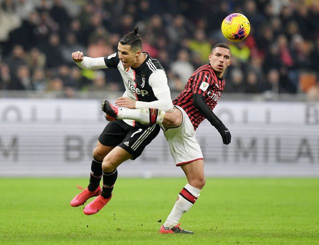 Cristiano Ronaldo berebut bola dengan Ismael Bennacer saat pertandingan Juventus vs AC Milan di San Siro, Milan, Italia. Foto: REUTERS/Alberto Lingria