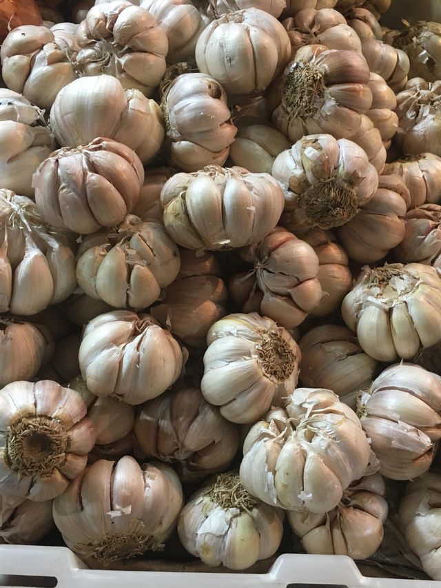 Bawang putih di Pasar Klender, Jakarta. Foto: Nicha Muslimawati/kumparan