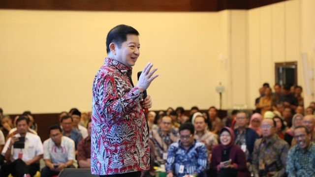 Menteri PPN/ Kepala Bappenas, Suharso Monoarfa, berbincang dengan para pegawai di acara Coffee Morning, Jumat (12/2). Foto: Dok. Bappenas