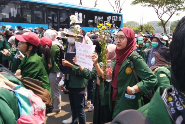 Mahasiswa dari UNJ berkumpul di Jalan Gerbang Pemuda, Jakarta Pusat. Foto: Fachrul Irwinsyah/kumparan