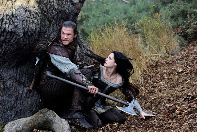 Kristen Stewart dan Chris Hemsworth di film Snow White and The Huntsman (sumber: IMDB)