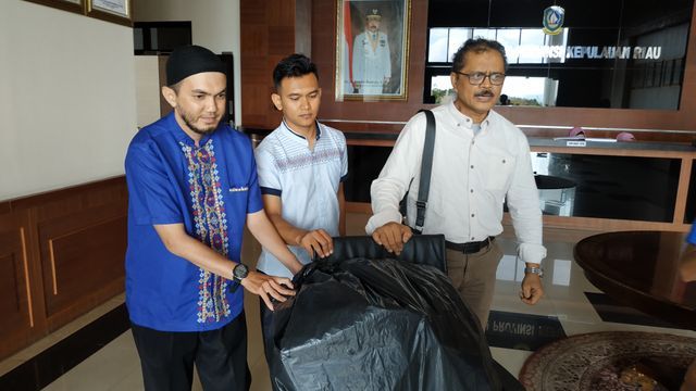 Pengacara Nurdin Basirun membawa berkas dari Biro Umum Provinsi Kepri. Foto: Ismail/kepripedia.com