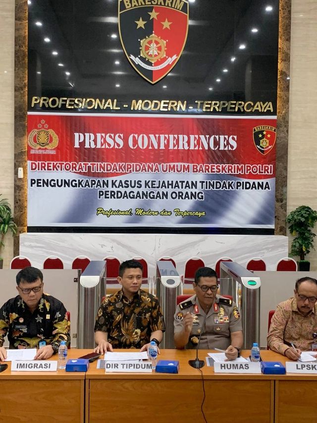 Karopenmas Divisi Humas Polri Brigjen Pol Argo Yuwono dan Dirtipidum Bareskrim Polri Brigjen Pol Ferdy Sambo menggelar konpers perdagangan orang. Foto: Mirsan Simamora/kumparan 