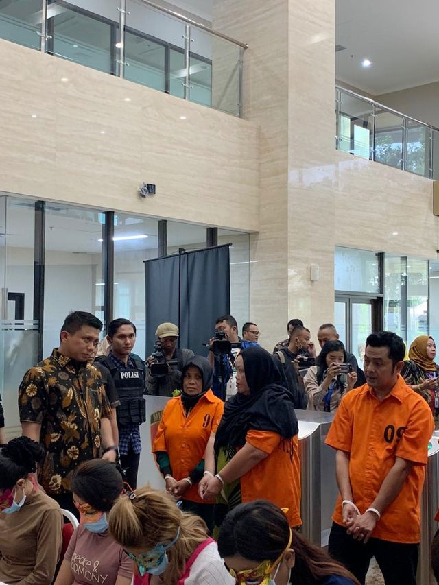 Dirtipidum Bareskrim Polri Brigjen Pol Ferdy Sambo (kiri) bersama tiga pelaku perdagangan orang.  Foto: Mirsan Simamora/kumparan 