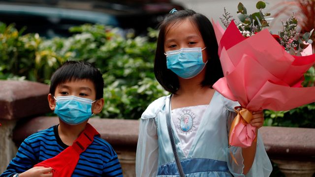 Ilustrasi anak memakai masker.  Foto: REUTERS / Tyrone Siu