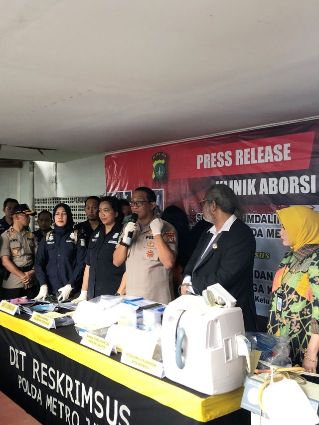 Konferensi pers kasus praktik Aborsi Ilegal di Jakarta Pusat, Jumat (14/2). Foto: Raga Imam/kumparan