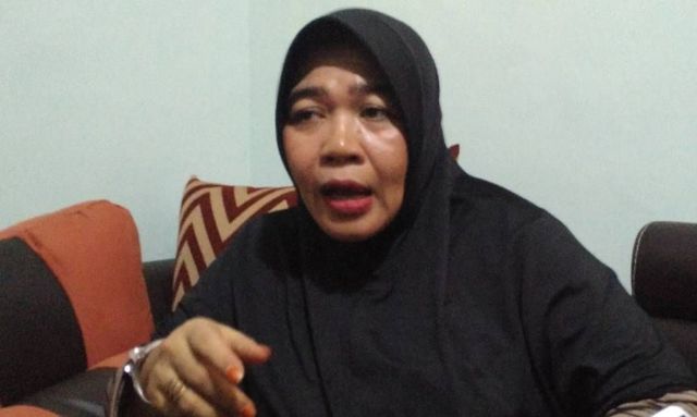 Ningsih Tinampi mengobati salah satu pasiennya (foto: JatimNow)