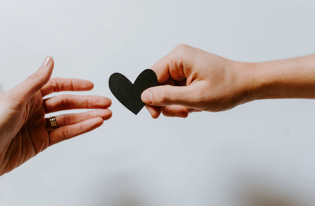 5 ide bisnis ini biasanya laris manis saat perayaan hari valentine, lho! | Photo by Unsplash/Kelly Sikkema