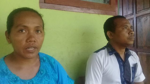 Kasimirus Mado Lewar dan Ermelinda Elviata, pasangan suami istri yang mengajar di SDN Hepang, Desa Nenbura. Rumah tinggal keduanya roboh diterjang angin sehingga terpaksa tinggal di ruang kelas. Foto: Albert Aquinaldo. 