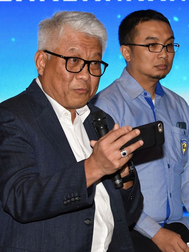 Direktur Utama PT Jakarta Propertindo (Jakpro) Dwi Wahyu Daryoto (kiri)  menyampaikan keterangan pers tentang penyelenggaraan balap mobil Formula E di Jakarta. Foto: ANTARA FOTO/Aditya Pradana Putra