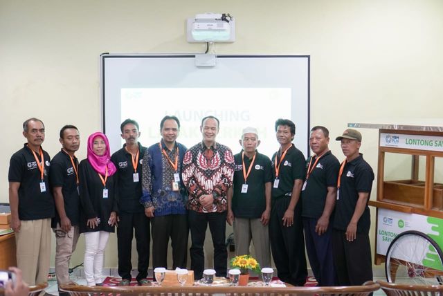 "Sinergi Lapak Berkah YBM PLN dan IZI Angkat Nilai Gotong Royong" - Muhammad Ardhani (kelima dari kanan), GM Funding IZI dan Ari Condro (keenam dari kanan), manager PLN PUSMANPRO UPMK I berpose bersama delapan penerima gerobak Lapak Berkah. Dok. IZI 