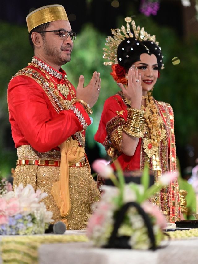Danny Rukmana dan Raiyah menujukkan cincin nikah di Hotel Mulia, Senayan, Jakarta Pusat, Sabtu (15/2) Foto: Dok. Keluarga Danny Rukmana