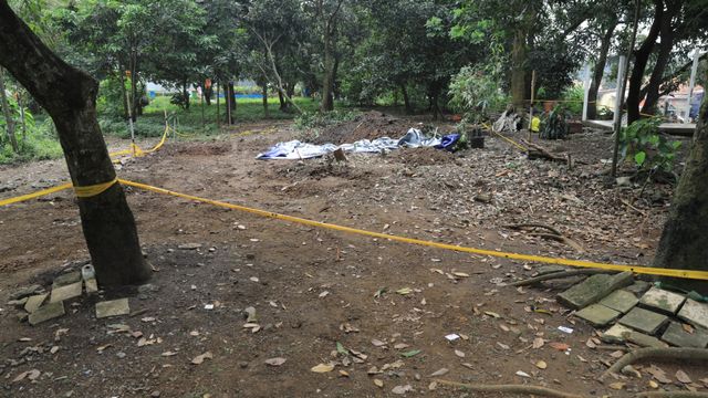 Gris polisi di lokasi penemuan Limbah Radioaktif di Perumahan Batan Indah. Foto: Iqbal Firdaus/kumparan