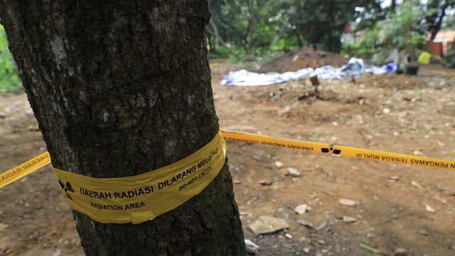 Gris polisi di lokasi penemuan Limbah Radioaktif di Perumahan Batan Indah. Foto: Iqbal Firdaus/kumparan