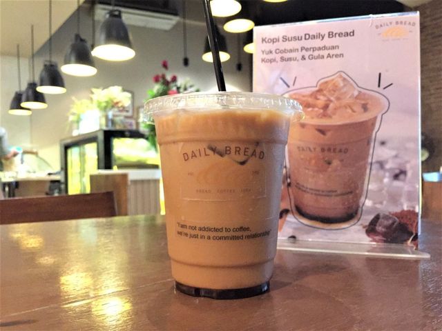 Ilustrasi Kopi Susu - Kedai Sonja Foto: Azalia Amadea/Kumparan