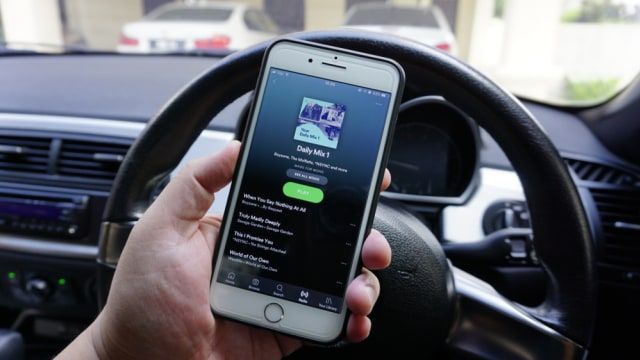 Ilustrasi mendengarkan podcast di aplikasi Spotify. Foto: Shutterstock