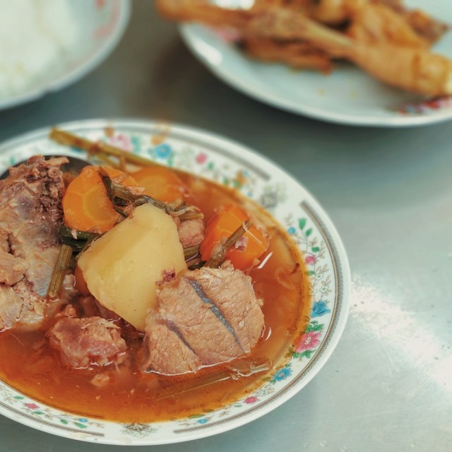 Sop buntut Pak Supar. (Foto: Indah Salimin)