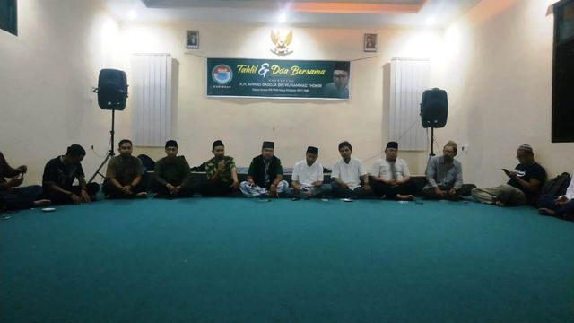 Alumni dan kader PMII Kabupaten Kuningan hadir dalam acara tahlilan untuk almarhum KH Ahmad Bagdja dan KH Salahudin Wahid (Gus Solah) di Gedung PC NU Kabupaten Kuningan. (andri)