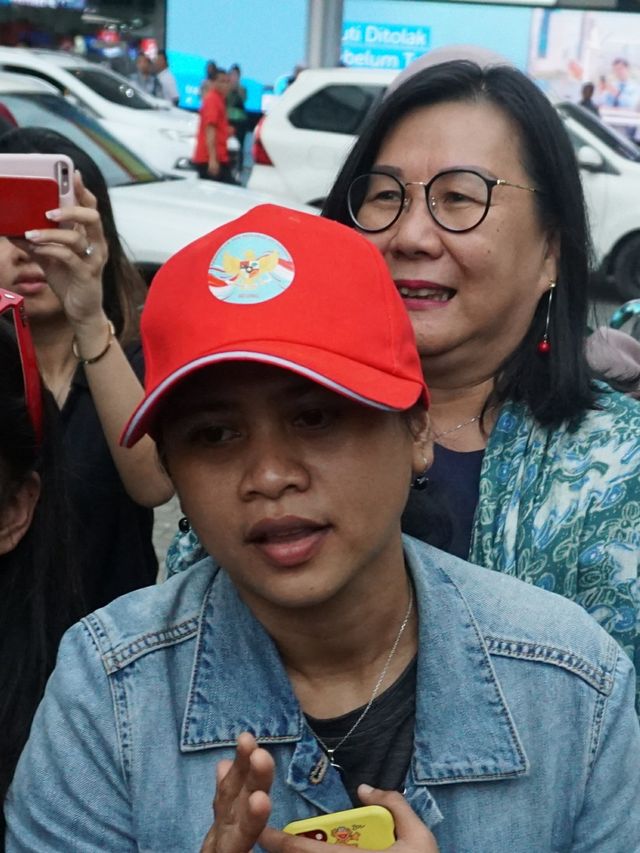 Warga Negara Indonesia (WNI) yang telah selesai masa observasi virus corona dari Natuna tiba di Bandara Halim Perdanakusumah, Jakarta, Sabtu (15/2).  Foto: Nugroho Sejati/kumparan 