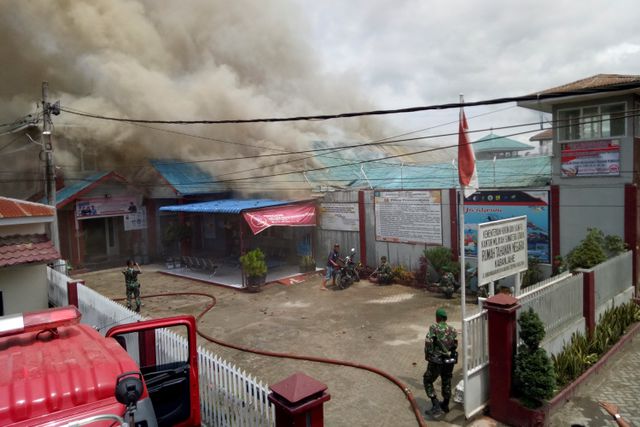Petugas gabungan berhasil memadamkan api yang berhasil membangun kerusuhan di Rumah Tahanan Negara (Rutan) Kelas II B Kabanjahe, Kabupaten Karo, Sumatera Utara. Foto: ANTARA FOTO / Hasan