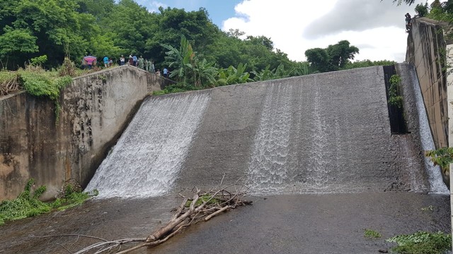 Bendungan Wairita, Dusun Daranatar, Desa Hoder.Bendungan yang sudah dibiarkan lama tidak berfungsi ini, pada Sabtu (15/2/2020) dilakukan normalisasi yang akan berlangsung 2 minggu ke depan. Foto: Mario WP Sina. 