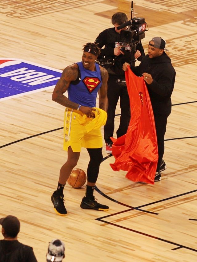 Dwight Howard menggunakan jubah Superman saat NBA Slam Dunk Contest 2020. Foto: Aditia Rizki Nugraha/kumparan