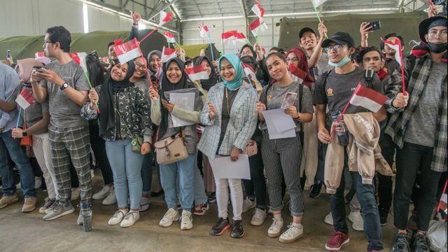 Warga Negara Indonesia (WNI) bersiap meninggalkan ruang observasi di Hanggar Pangkalan Udara TNI AU Raden Sadjad, Ranai, Natuna, Kepulauan Riau, Sabtu (15/2). Foto: ANTARA FOTO/Muhammad Adimaja