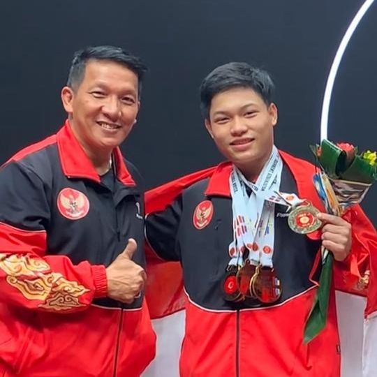 Muhammad Faathir (kanan), Lifter Junior Indonesia peraih emas Kejuaraan Angkat Besi Junior Asia 2020. Foto: Dok. PB PABSI