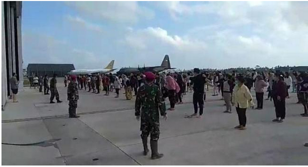Para WNI asal Wuhan berolahraga pagi di Hanggar Lanud Raden Sadjad, Natuna untuk menjaga kesehatan dan ketahanan tubuh di hari pertama karantina. Foto: Istimewa