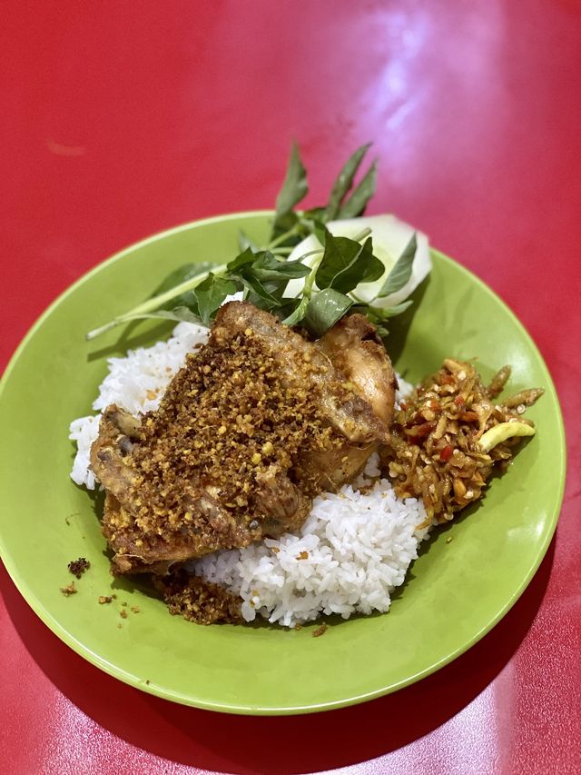 Nasi dengan ayam goreng. Foto: Toshiko/kumparan