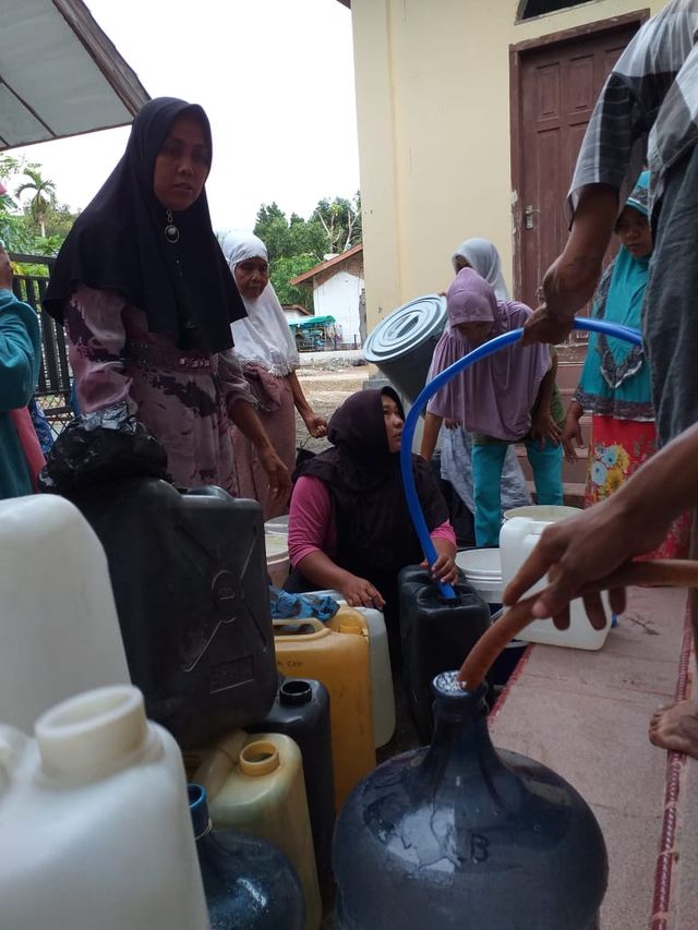 Emak-emak di Kecamatan Lhoknga, Aceh Besar, mengantri air bersih akibat daerahnya dilanda krisis air. Foto: Dok. SP Aceh